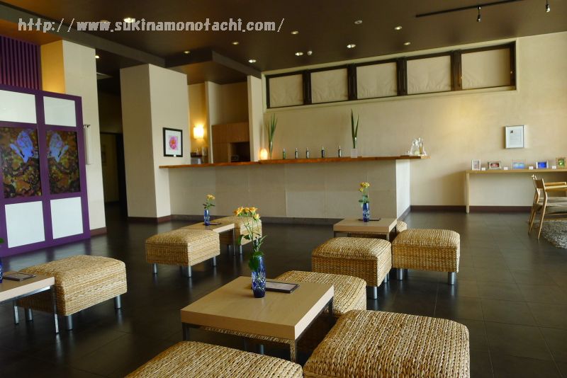 諏訪湖畔に建つ温泉旅館　萃 sui-諏訪湖の姉妹館「しんゆ」のロビー